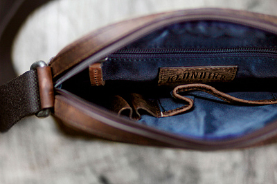 Сумка через плечо KLONDIKE DIGGER «Jack», натуральная кожа в темно-коричневом цвете, 26 x 22 x 7 см