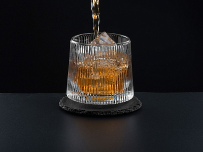 Вращающийся бокал для виски на сланцевом костере Ventura