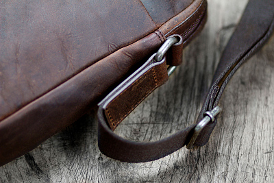 Сумка через плечо KLONDIKE DIGGER «Jack», натуральная кожа в темно-коричневом цвете, 26 x 22 x 7 см