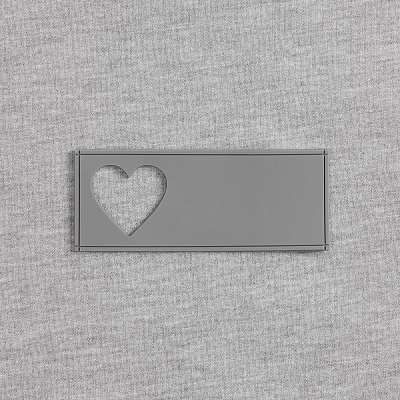 Лейбл из ПВХ с вырубкой «Сердце», серый
