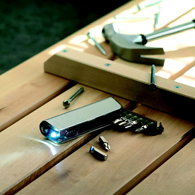 Набор инструментов с фонариком