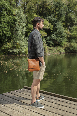 Сумка через плечо KLONDIKE GOLD «Taylor», натуральная кожа в коньячном цвете, 22 х 23,5 х 5,5 см