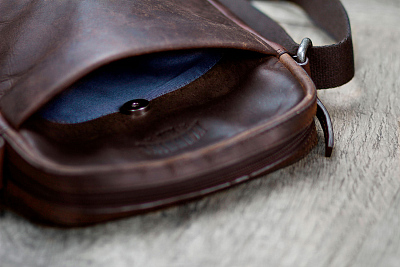 Сумка через плечо KLONDIKE DIGGER «Jack», натуральная кожа в темно-коричневом цвете, 26 x 22 x 7 см